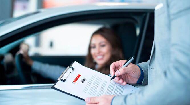 Técnico llenado hoja de revisión Honda