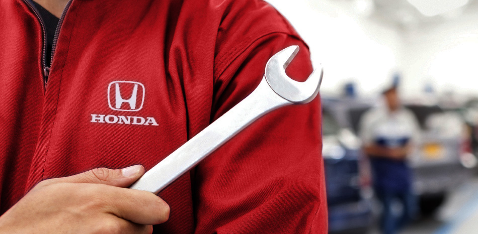 Técnicode Honda con herramineta en la mano
